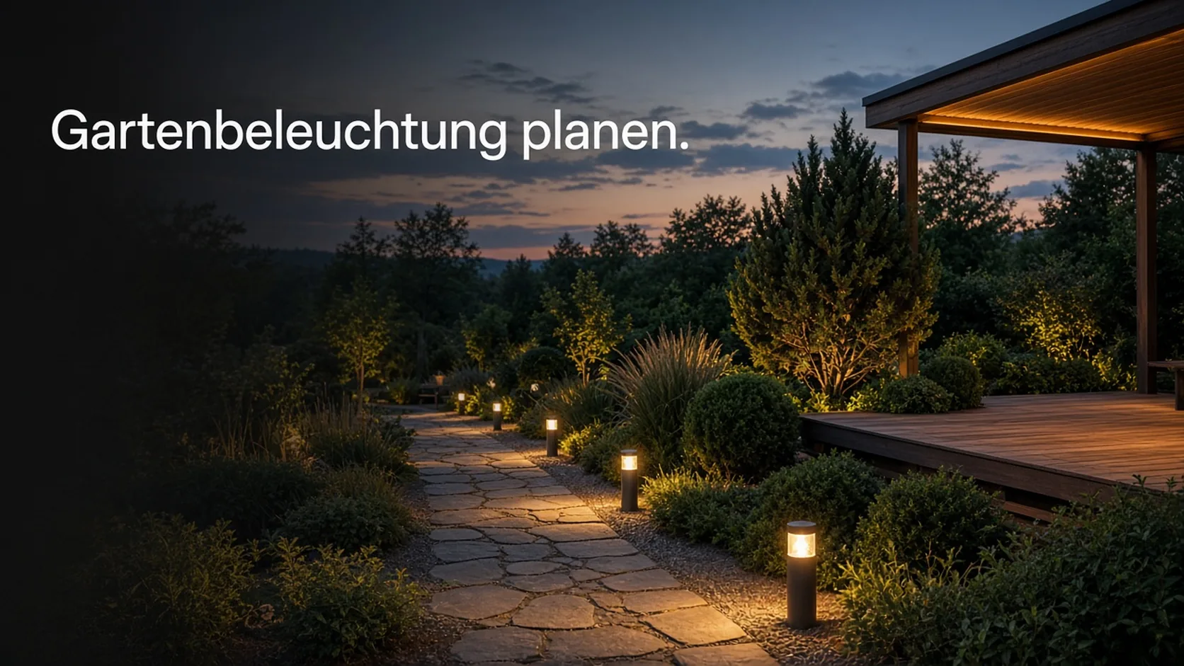 Gartenweg und Terrasse in der Dämmerung mit warmer Wegbeleuchtung