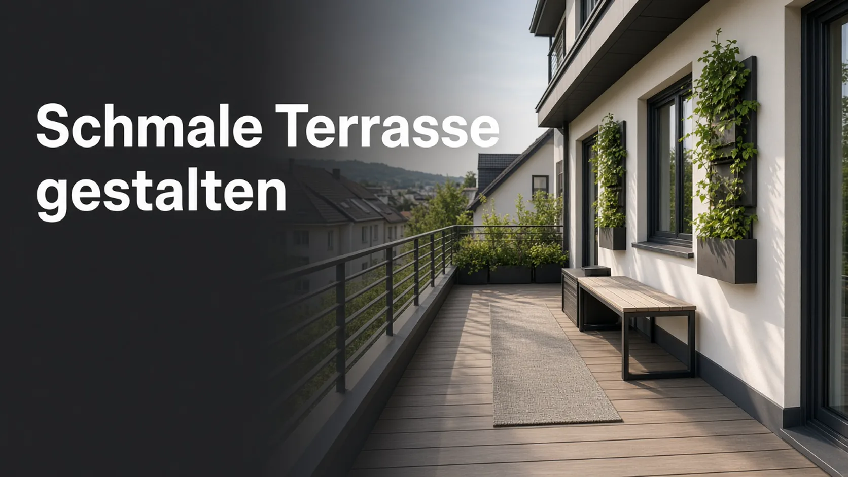 Schmale Holzterrasse mit Laufweg und schmaler Bank