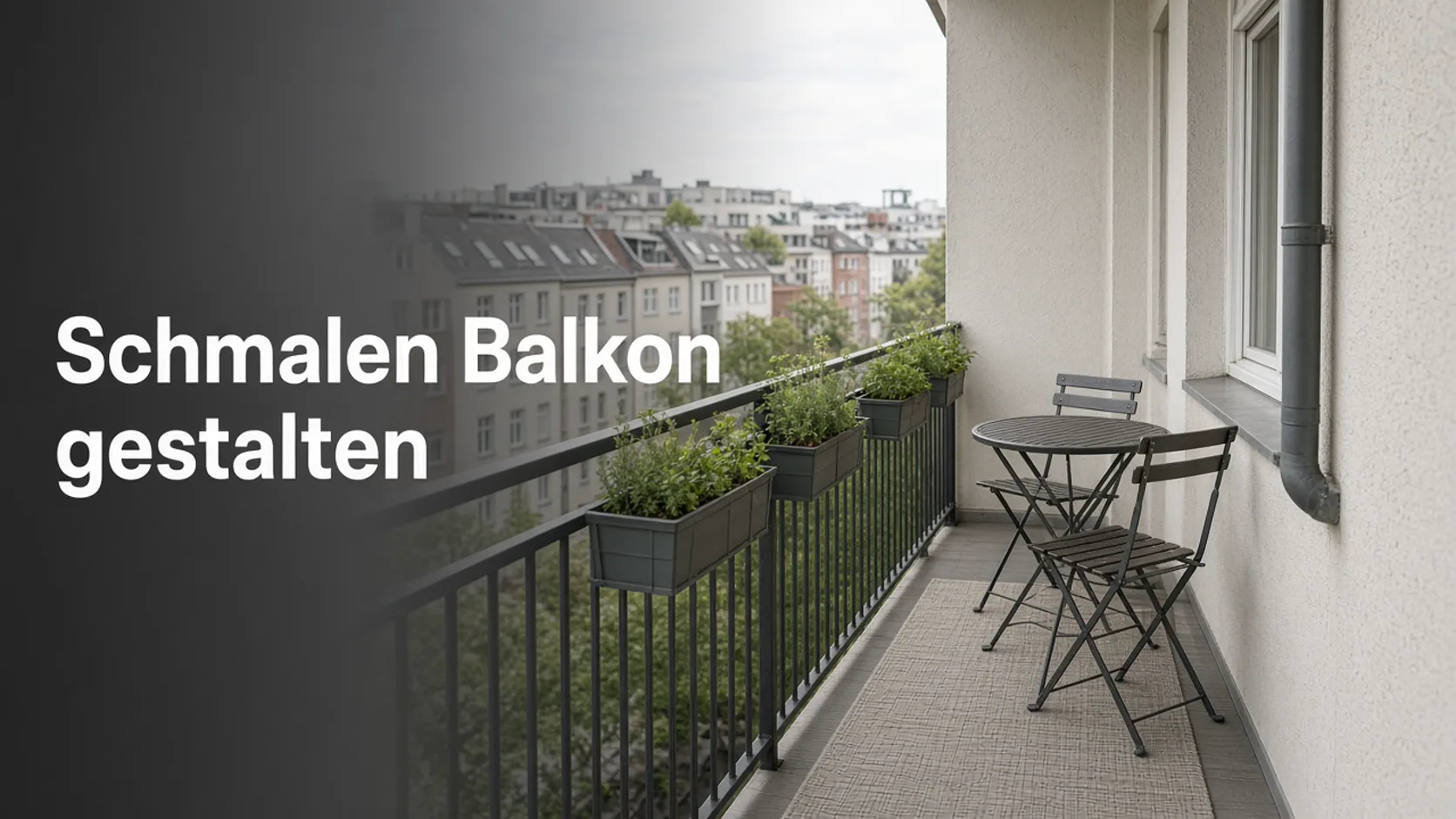 Schmaler Stadtbalkon mit Klapptisch und Balkonkasten