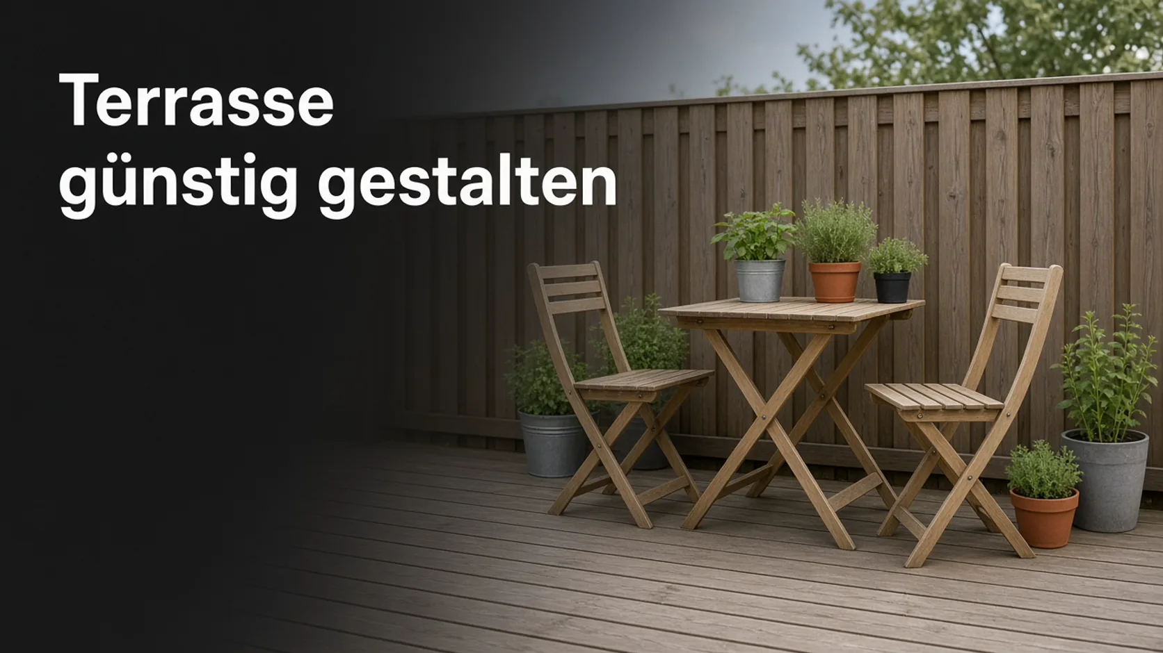 Einfache Holzterrasse mit Klapptisch, Stühlen und Kräutertöpfen