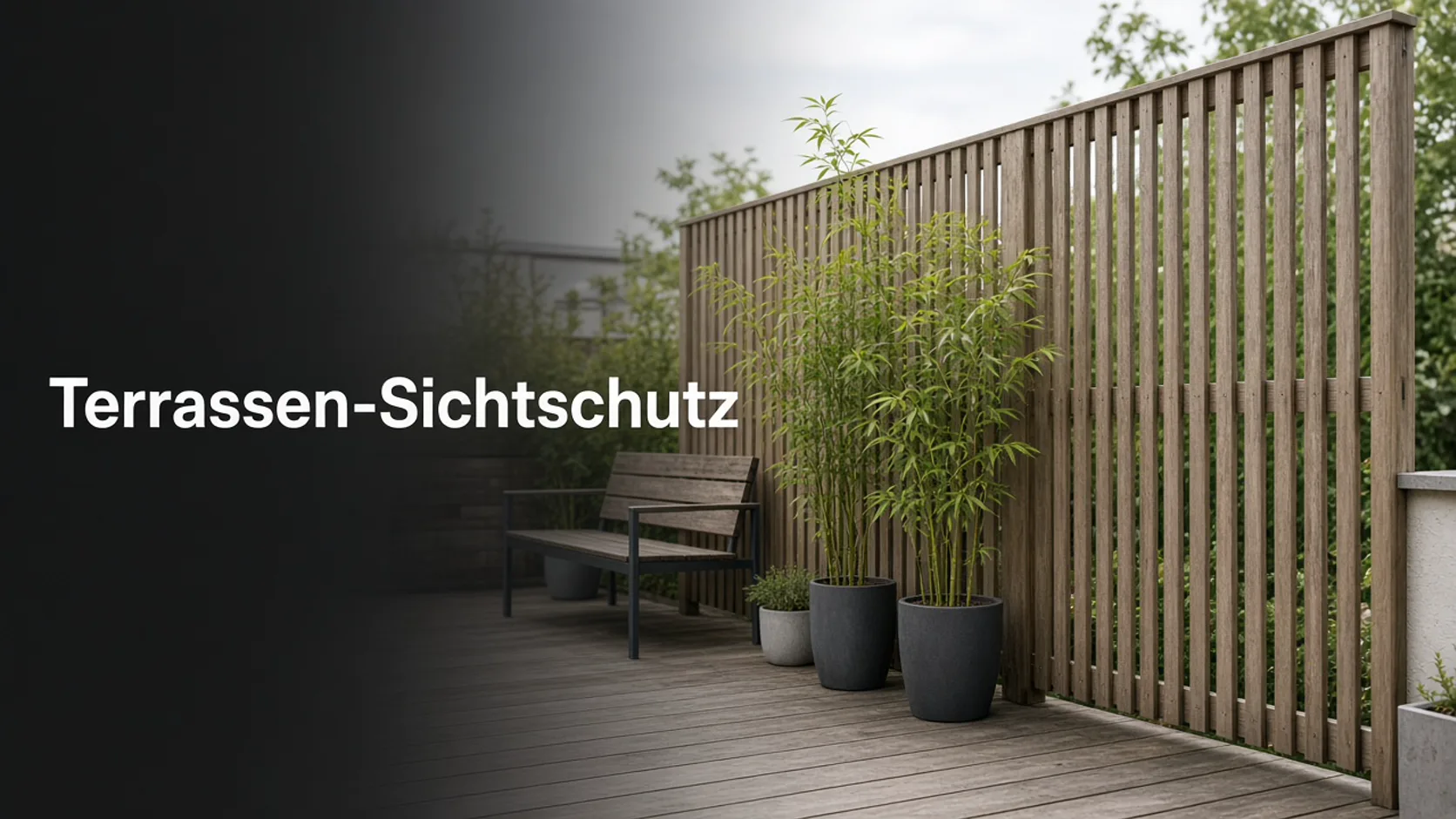 Holzterrasse mit Lamellen-Sichtschutz, Bank und Bambus in Kübeln