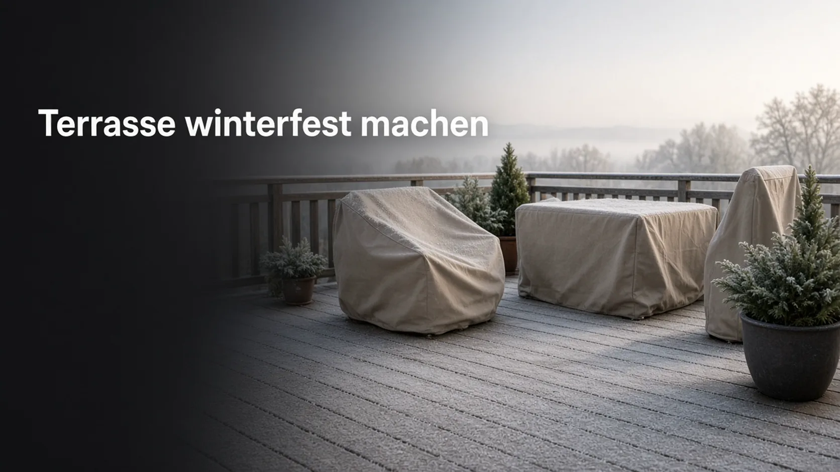 Winterliche Terrasse mit abgedeckten Möbeln und Raureif auf dem Holzbelag