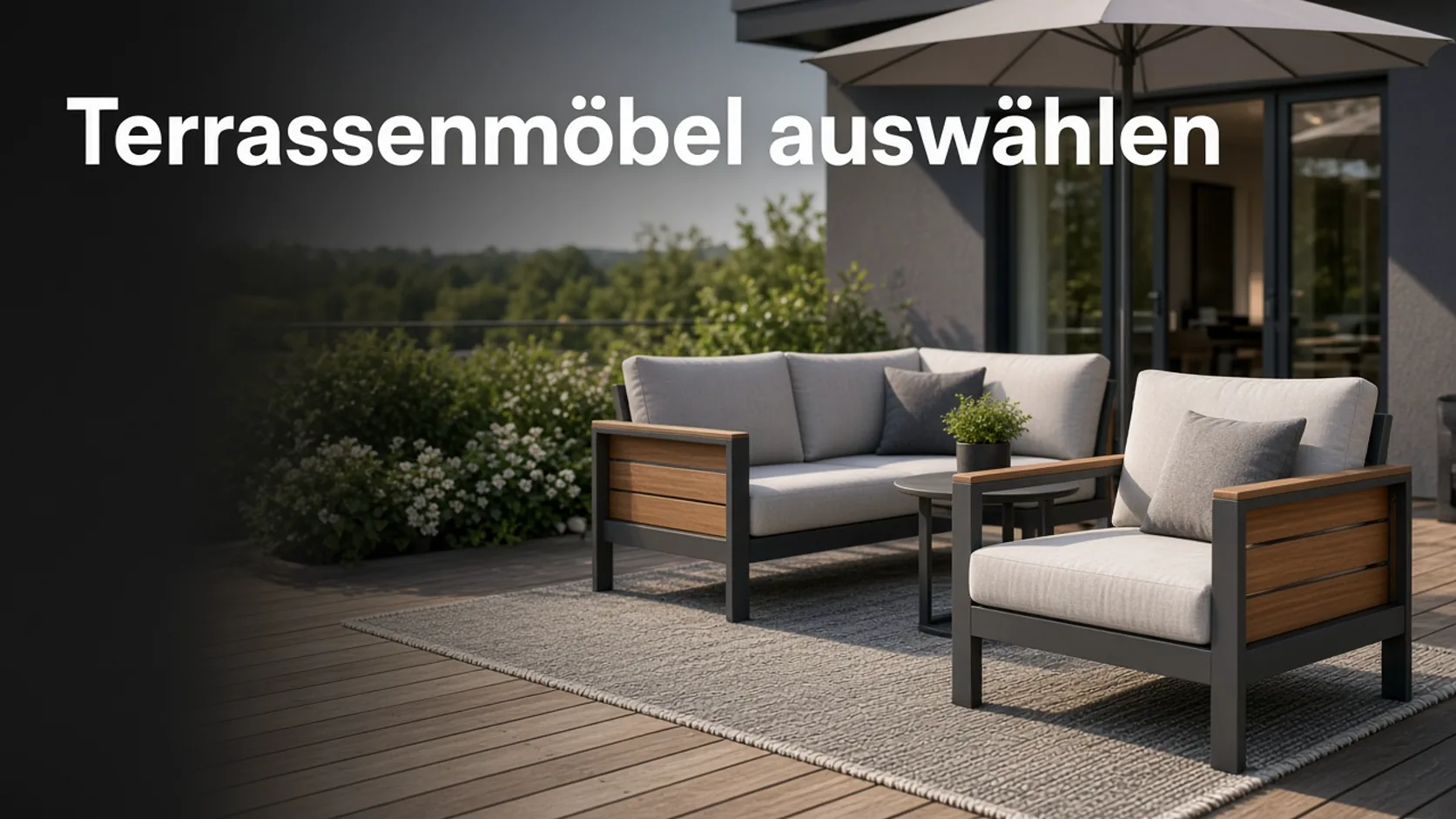 Lounge-Set aus Aluminium und Teak mit Polstern auf einer Holzterrasse