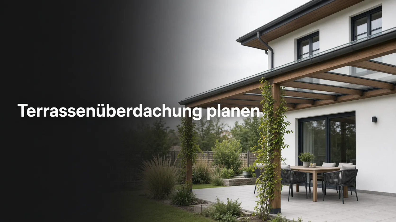 Holzterrasse mit Glas-Holz-Überdachung und Esstisch am Haus