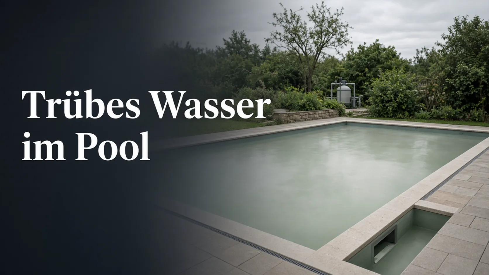Gartenpool mit trübem, milchigem Wasser und Filteranlage im Hintergrund